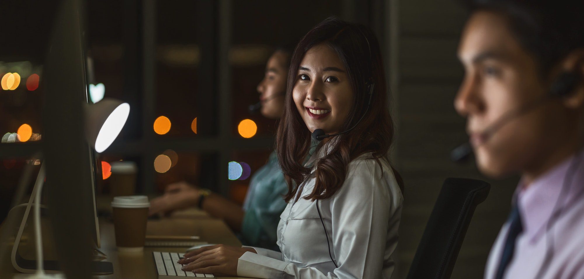 Porträt der asiatischen weiblichen Kundenbetreuung mit Geschäftsmann lächelnd